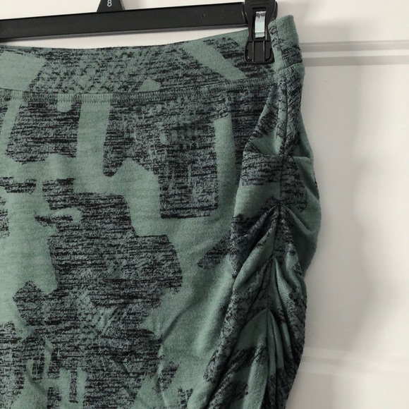 Aritzia ruched skirt size medium - Picture 2 of 6